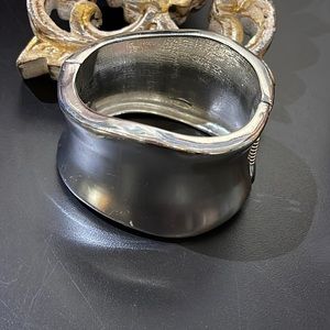 Bracelet hinged cuff Chico’s secure closure wavy free form abstract design